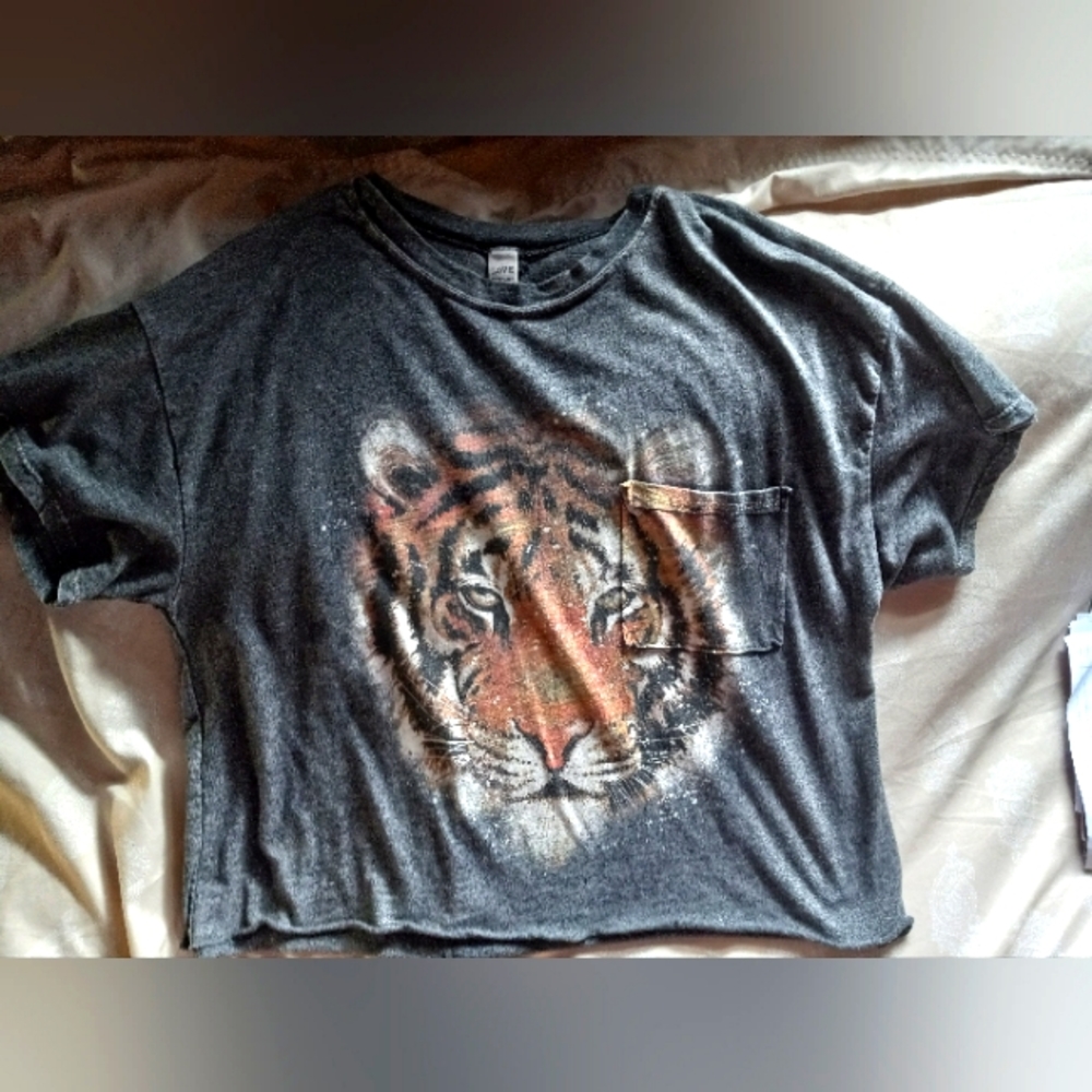 Tiger "Love Vintage" crop tee ((s/m)) with pocket